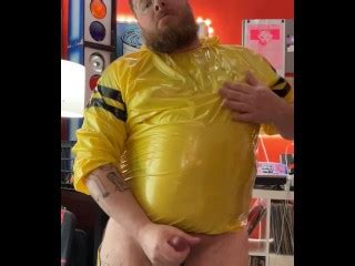 ぽっちゃりゴムクマは彼の生理食塩水を膨らませた大きなボールを叩き彼の分厚い腹をこすり自分自身をファックします Pornhub Gay