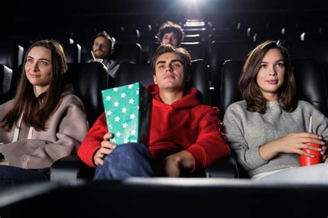 Gente En El Cine Los Amigos Están Viendo Una Película Sala De Cine