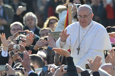 Le pape François préside la veillée pascale et rassure sur son état