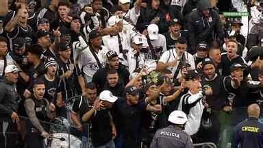 Torcida do Corinthians protesta após derrota para o Bahia em casa