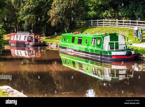 Narrowboats Hi Res Stock Photography And Images Alamy