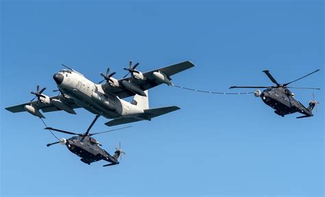 A C-130J refueling two HH-101As of the Italian Air Force [1588x966] : r/WarplanePorn