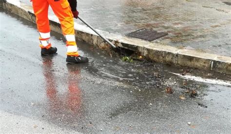 Latina continua il piano di pulizia delle caditoie in città