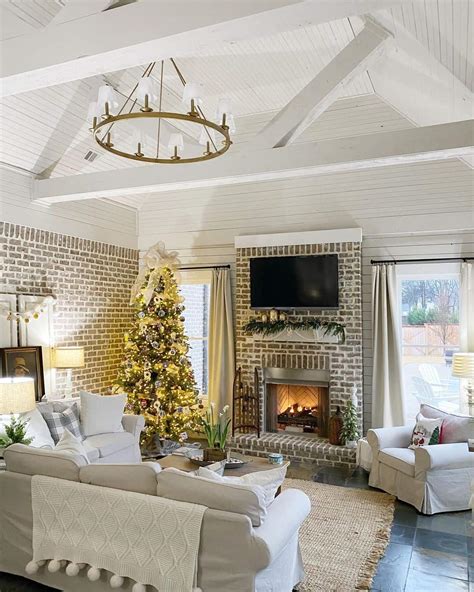 19 Vaulted Ceiling Lighting Ideas for Every Style