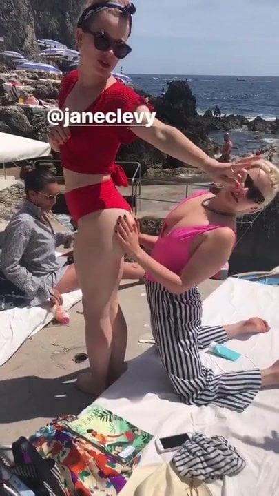 Mae Whitman Rubbing Jane Levy S Butt American Babe Porn XHamster