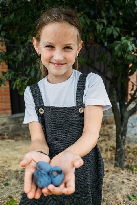 Portrait Candide D une Jeune Fille D âge Préscolaire Dans Un Verger De