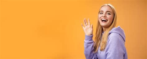 Taille Amicale Chanceuse Jolie Fille Blonde Agitant La Paume Souriante Heureuse Tournant La