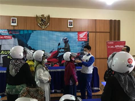 Bagikan Puluhan Helm Trio Motor Berikan Edukasi Safety Riding Kepada