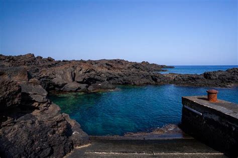 Vista De La Playa De Lava De Linosa Llamada Mannarazza Foto Premium