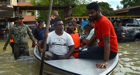 14 Dead As Floods Displace 70000 In Malaysia The Street Journal