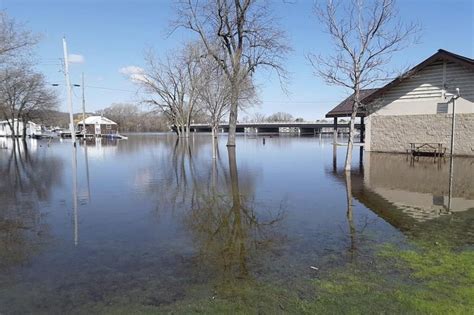 Mississippi River Flooding Prompts Evacuations Sandbagging Winnipeg