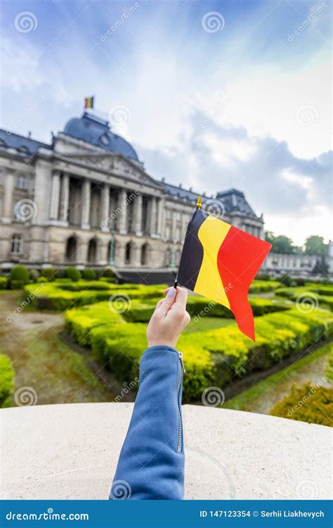 Royal Palace De Bruselas Y Bandera De B Lgica En La Mano Femenina B