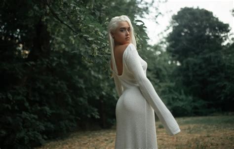 Обои девушка природа ass sky dress trees nature model на телефон и рабочий стол раздел