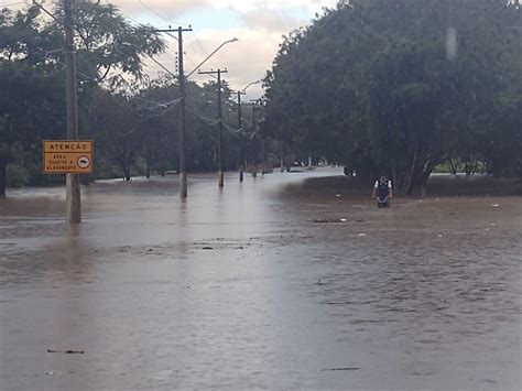 C Rrego Transborda Chuva E Alaga Vias No Campos El Seos Em Taubat