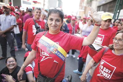 Milhares participam da posse simbólica de Hugo Chávez O Popular