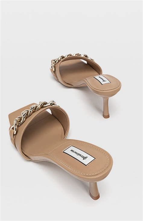 Las Sandalias De Cadena De Versace Cuestan 29€ En Stradivarius