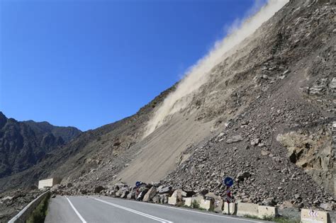 Artvin Erzurum kara yolu kapandı Kaya parçaları ve heyelan Güncel