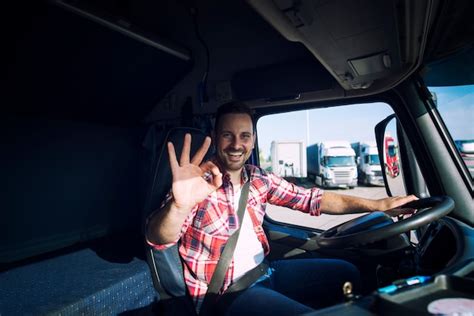 Lkw Fahrer Der Seinen Job Liebt Und Okayes Gestenzeichen Zeigt