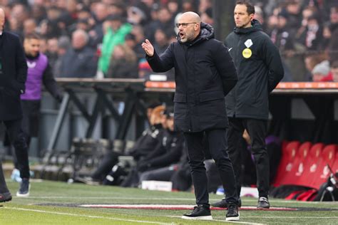 ‘bosz Bal Rendeert Bij Psv De Witte Duivel