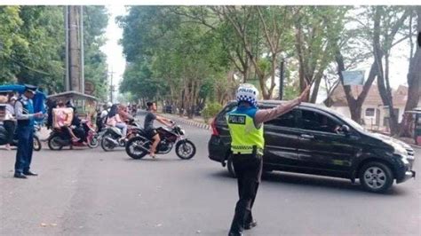 Lancarkan Arus Lalu Lintas Di Jalan Personel Polres Langkat Laksanakan