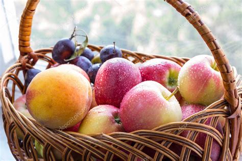 Cesta De Mimbre Con Frutas Lavadas De La Nueva Cosecha En Ella