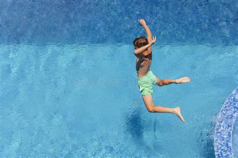 Niño Saltando Al Agua En La Piscina Divirtiéndose En Las Vacaciones De