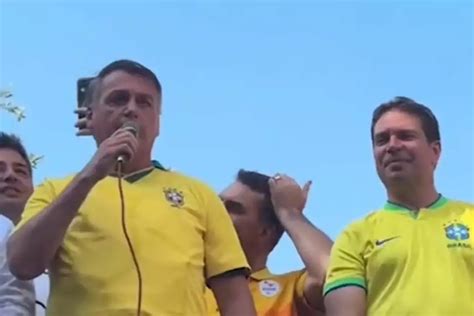 VÍDEO Bolsonaro ataca Lula em ato no Rio Não passo faixa para ladrão