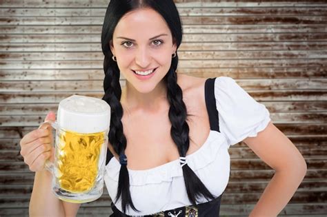 Chica Bonita Oktoberfest Sosteniendo Jarra De Cerveza Contra Tablones