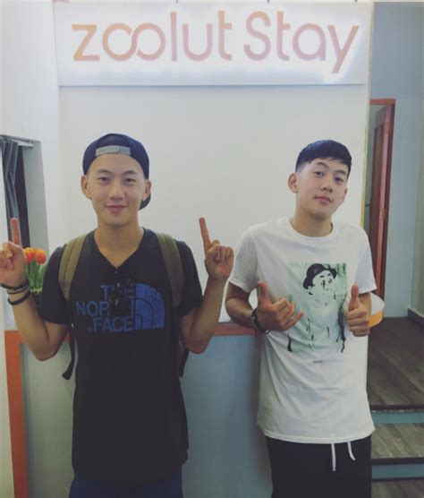 anh em sinh đôi lai Việt Thái đẹp trai hát hay đang cực hot trên MXH