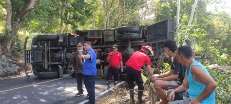 Hendak Tangani Kebakaran Mobil Damkartan Karangasem Terguling Bali