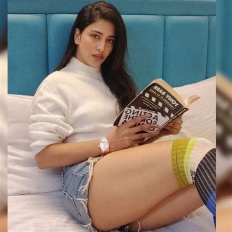 Daksha Nagarkar instagram hot photos goes viral ದಕಷ ಅದದ ದರಬರಗ ಯವಪಡ ಫದ ಯರ