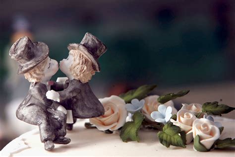Una pareja gay una tarta nupcial y un pastelero Forbes España