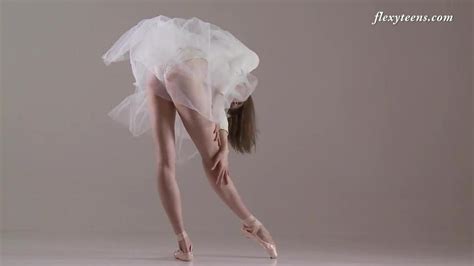 Natural Boobs Ksyuha Zavituha Doing Nude Gymnastics Porn Videos