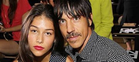 Critican a vocalista de Red Hot Chilli Peppers por su relación con joven 40 años menor que él