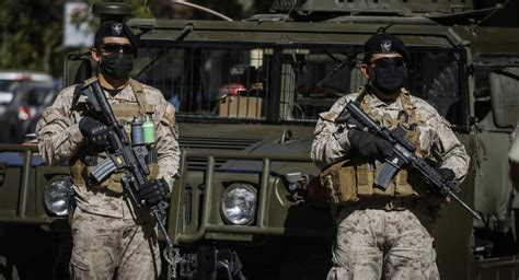 Boinas Negras En Las Calles De Santiago Resistencia