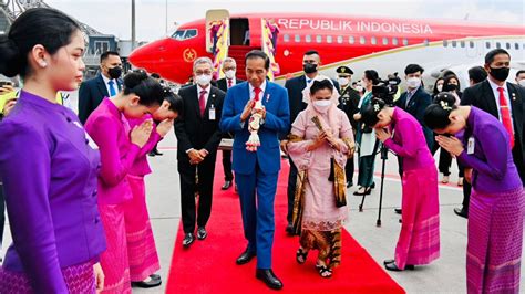 Presiden Jokowi Dan Ibu Iriana Tiba Di Bangkok