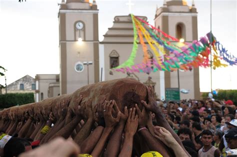 Festa de Santo Antônio Cortejo do Pau da Bandeira arrasta multidão em