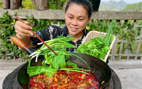 干完活，欧妹3斤牛肉做爆辣火锅，用葱和辣椒当配菜吃辣太厉害 哔哩哔哩