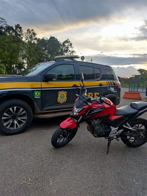 Moto furtada é recuperada pela PRF em bagageiro de ônibus na BR 365 em