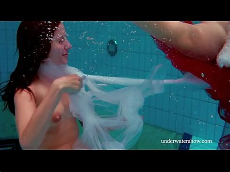 Dos Bellezas Desnudas En La Piscina Xvideos