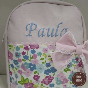 Mochila de piel rosa bebé hecha a mano modelo FLORES bordado ANA