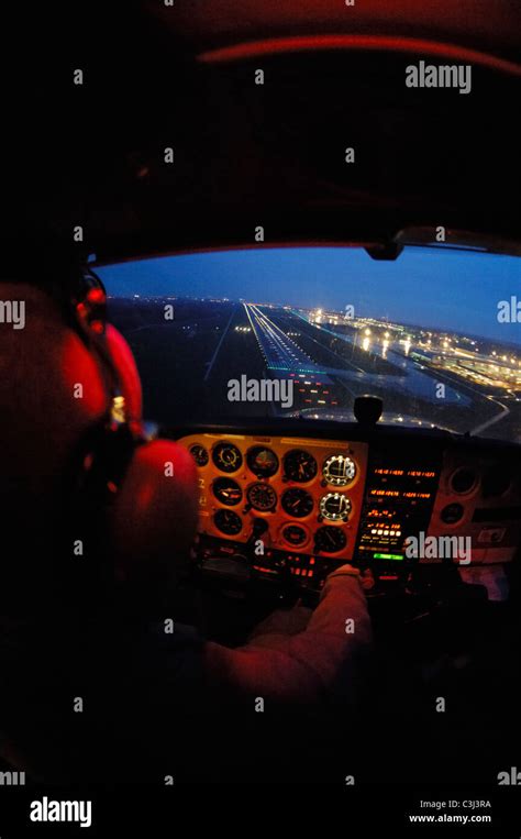 Cessna 172 cockpit hi-res stock photography and images - Alamy