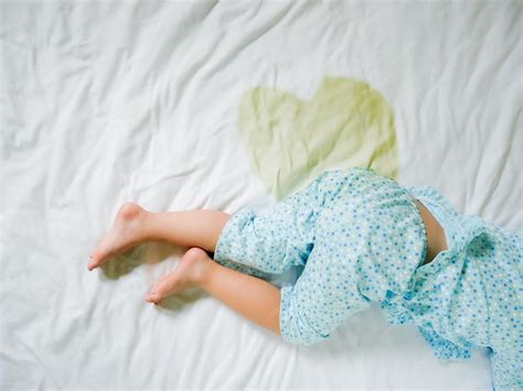 Crianca Que Faz Xixi Na Cama - Bedwetting: criança xixi em um colchão, pés de menina e xixi na cama ...