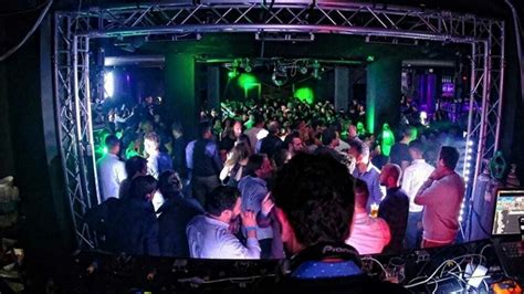 Nuovo decreto discoteche aperte più pubblico in stadi e cinema ma c è