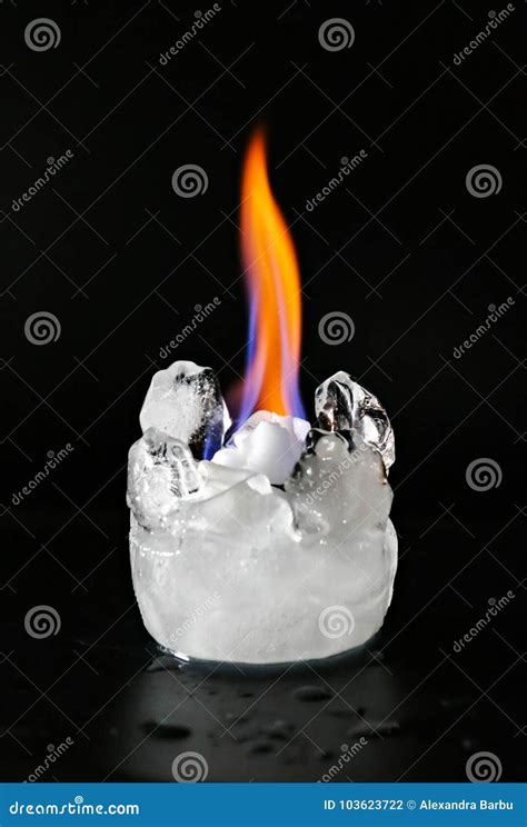 Fuego E Hielo Foto De Archivo Imagen De Concepto Rojo 103623722