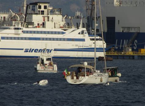 BARCA A VELA IN AVARIA FINISCE SUGLI SCOGLI SOCCORSA DA PESCHERECCIO E