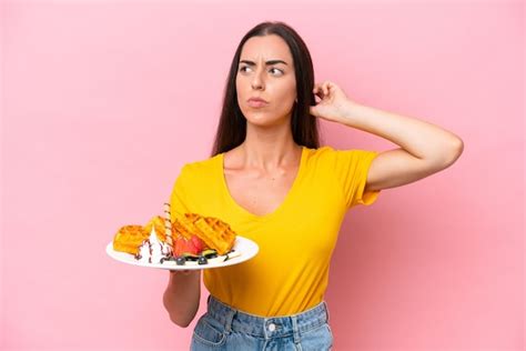 Jovem Mulher Caucasiana Segurando Waffles Isolados No Fundo Rosa