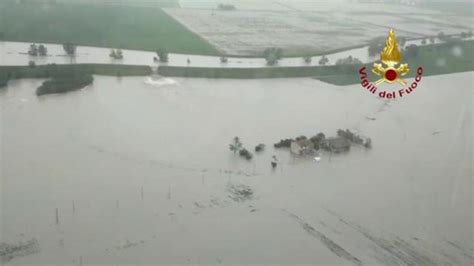 Maltempo In Emilia Romagna 900 Persone Evacuate Allagata Pesaro