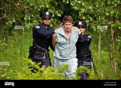 Policewoman Handcuffs Man Fotos Und Bildmaterial In Hoher Auflösung