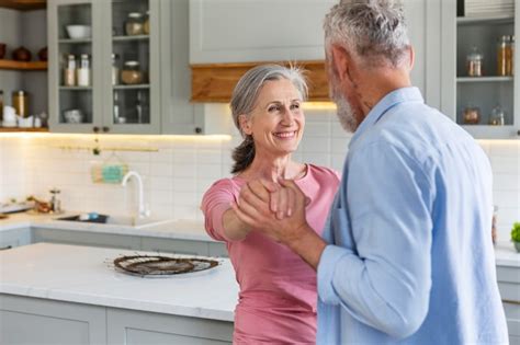 Pareja De Tiro Medio Cogidos De La Mano Foto Gratis